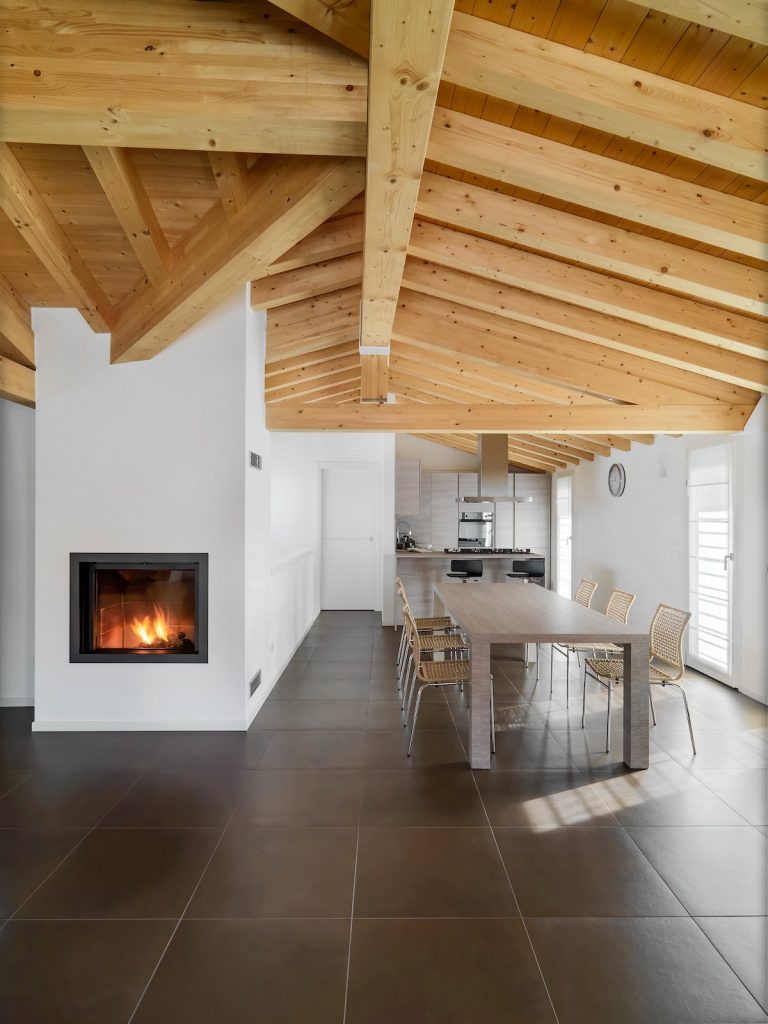 Moderne Küche mit Holzdecke.