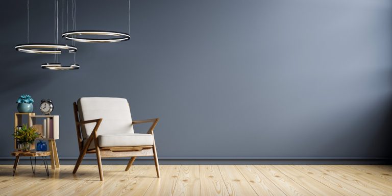 Moderner Stuhl mit minimalistischer Dekoration