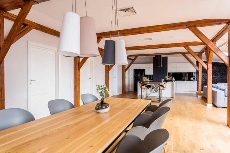 Modernes Esszimmer mit Holzbalken