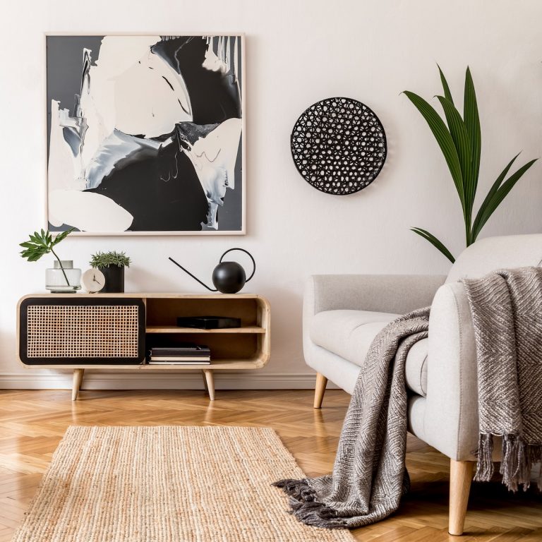 Modernes Wohnzimmer mit Kunstwerken und Pflanzen.