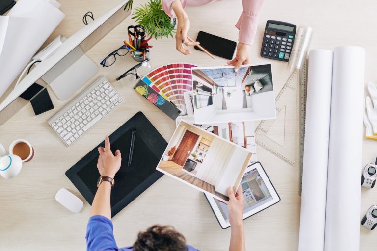 Designer diskutieren Einrichtungsideen und Materialien