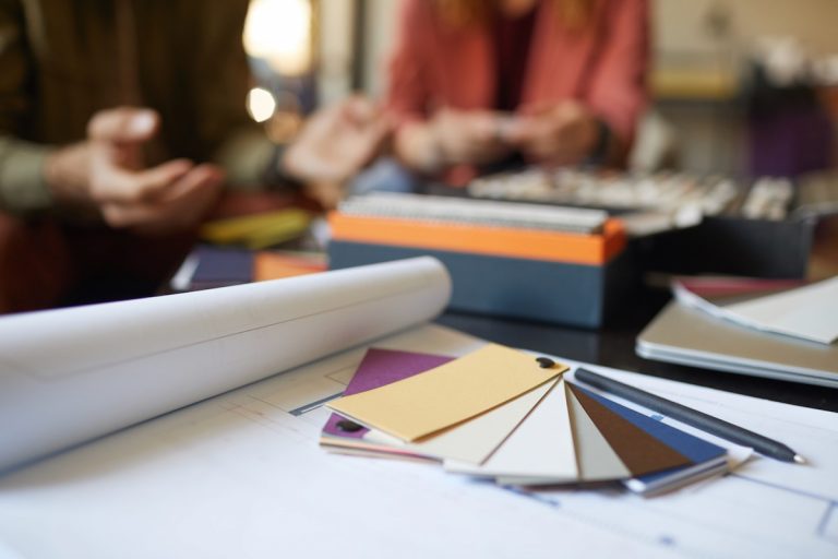 Farbmuster und Besprechung des Entwurfs im Büro