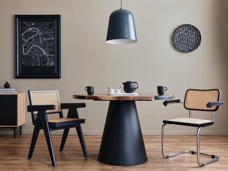 Modernes Esszimmer mit stilvollen Möbeln