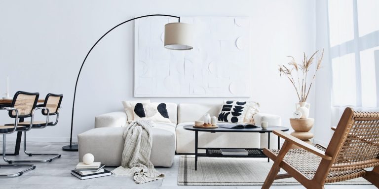 Modernes Wohnzimmer mit hellen Farben
